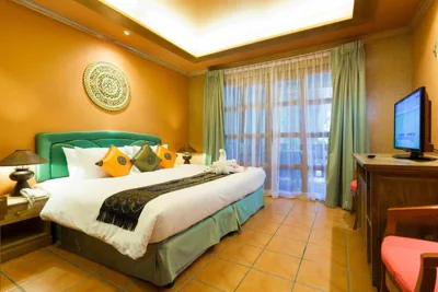 Deluxe-Zimmer mit Balkon — Royal Phawadee Village Patong - 2 Minutes walk to the beach