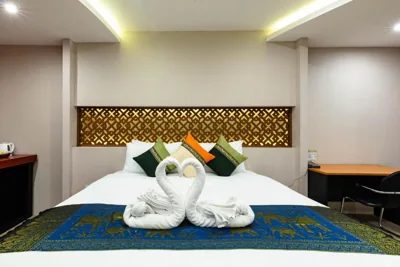 Royal Junior Zimmer mit Straßenblick — Royal Phawadee Village Patong - 2 Minutes walk to the beach